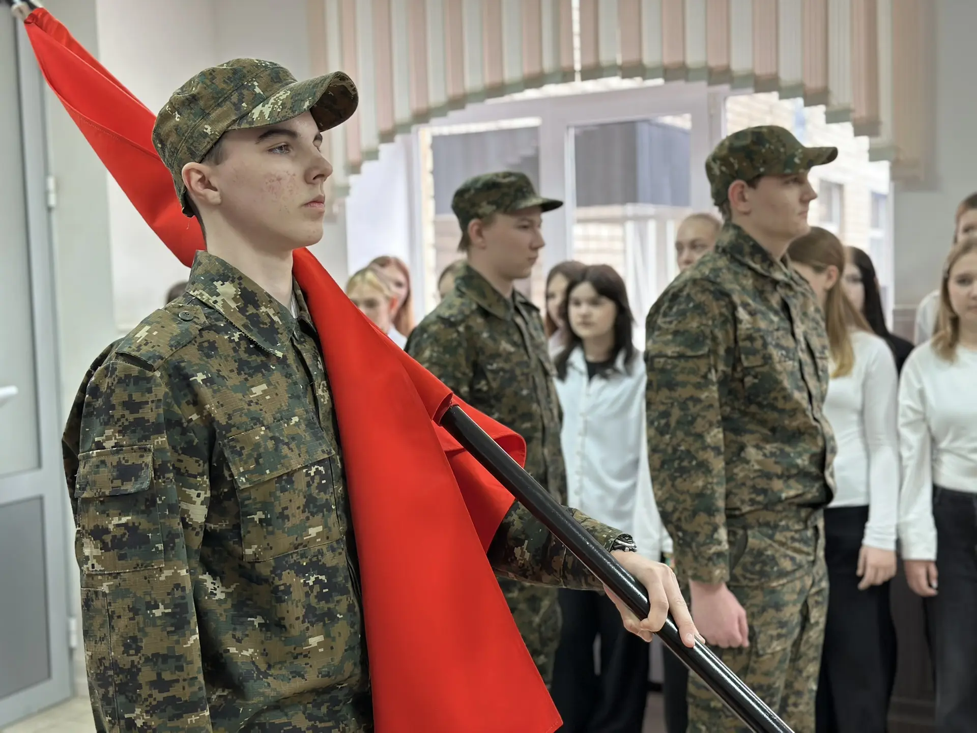 ✨ Эстафета памяти! ✨  Сегодня в нашей школе прошла торжественная церемония: юнармейцы школы №38 пере