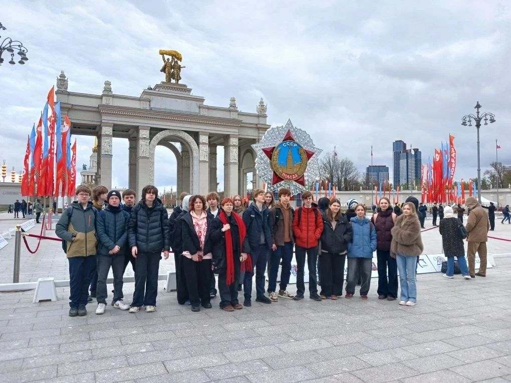 🔬 Путешествие в мир атома: экскурсия 9 «А» класса в павильон «Атом» на ВДНХ Учащиеся 9 «А» класса вм