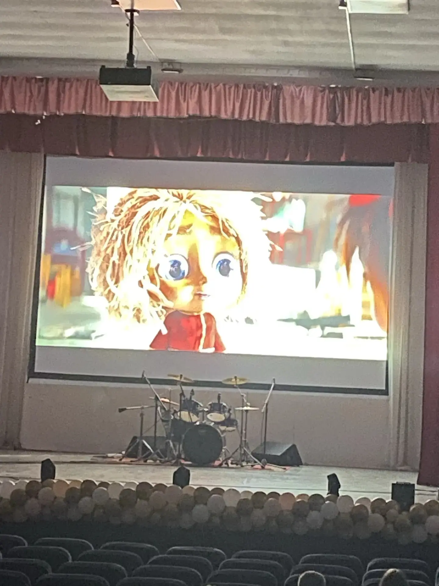 Киносеанс в лагере: посмотрели «Домовёнка Кузя 2» в ДК «Октябрь»! 🎬🧙‍♂️
Ребята отлично провели вре