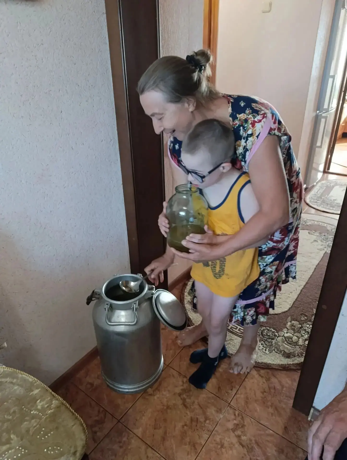 В летние каникулы второклассники с радостью помогают взрослым по хозяйству: поливают ог...