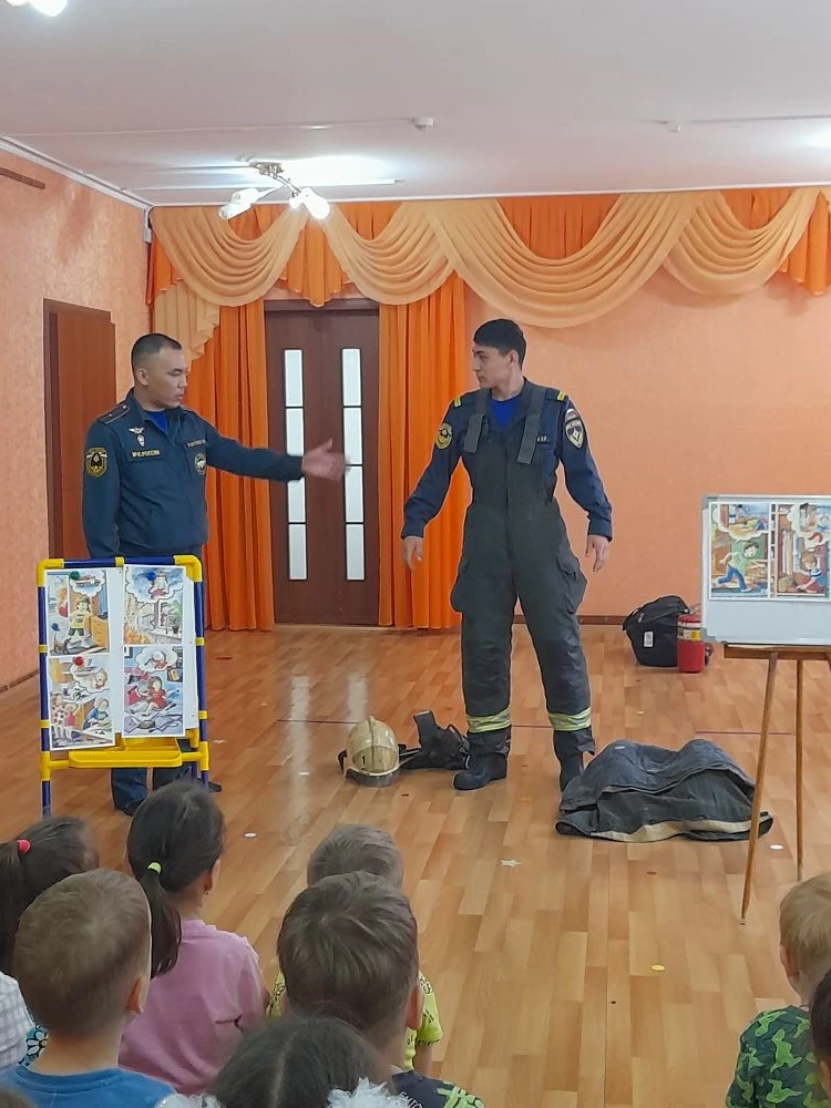 "ПОЖАРНЫЕ В ГОСТЯХ У ДОШКОЛЬНИКОВ".