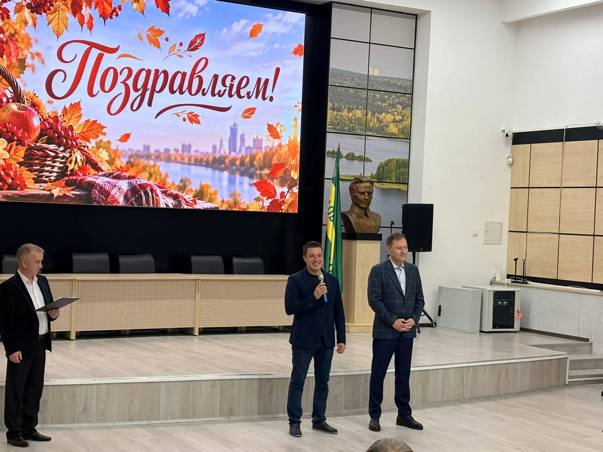 Вчера принял участие в праздничном концерте, приуроченном ко Дню пенсионера, который пр...