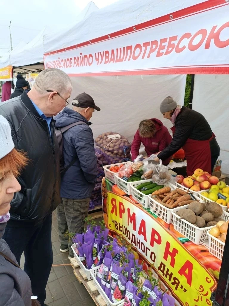 Продолжается ярмарка "Весна-2026", на площадке возле ТЦ "Шупашкар" сегодня выставлены т...