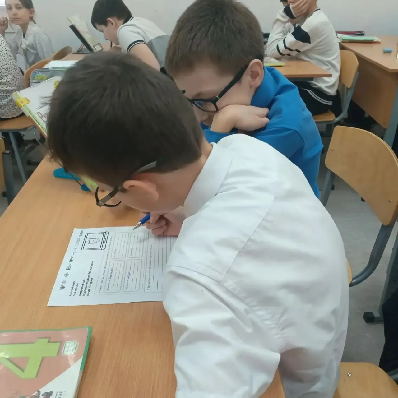 Неделя в МБОУ СОШ №3 началась с патриотизма и важных разговоров! 🇷🇺✨   Начало новой учебной недели в