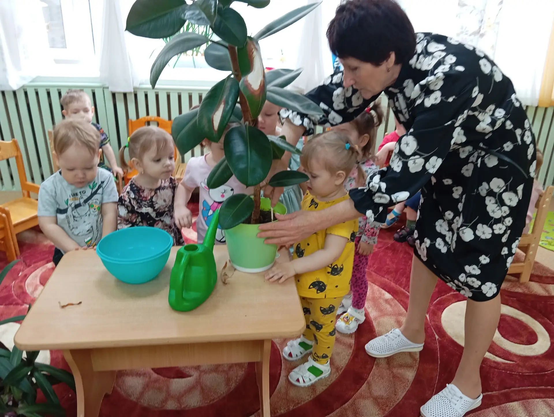 Воспитатель Упоровского детского сада "Солнышко" Волгина Татьяна Ивановна, принимает уч...