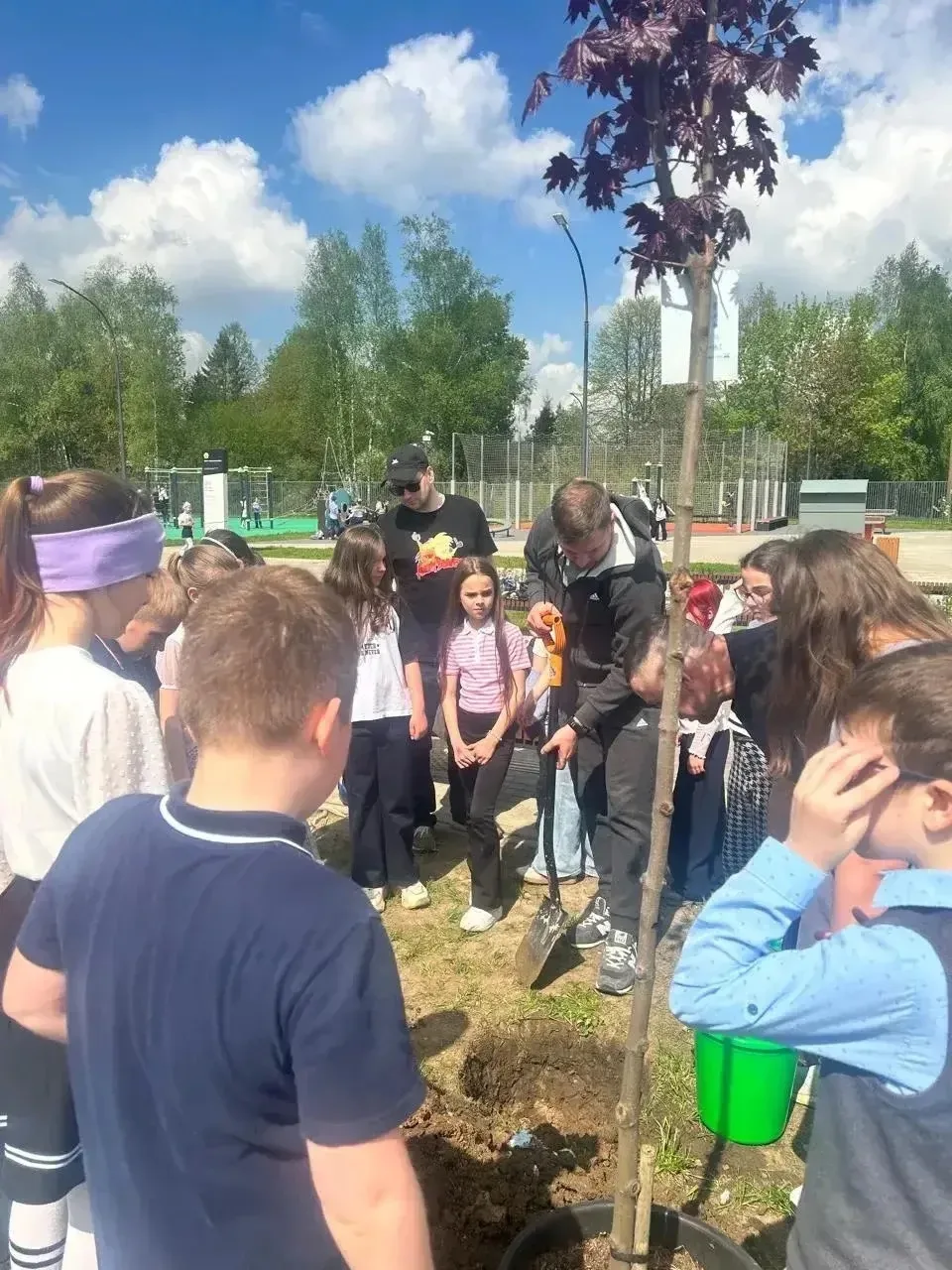 🌳 В нашей школе продолжается замечательная экологическая акция «Зелёный школьный двор». 3г класс с б