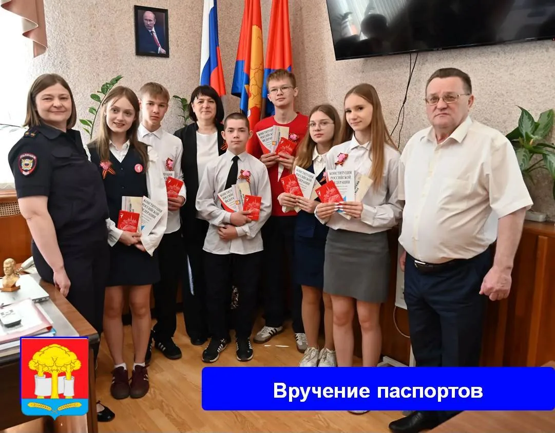 В преддверии Дня Победы Глава Свердловского района В.А. Рожков торжественно вручил пасп...