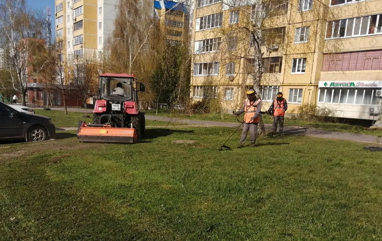 Городские службы продолжают убирать улицы.