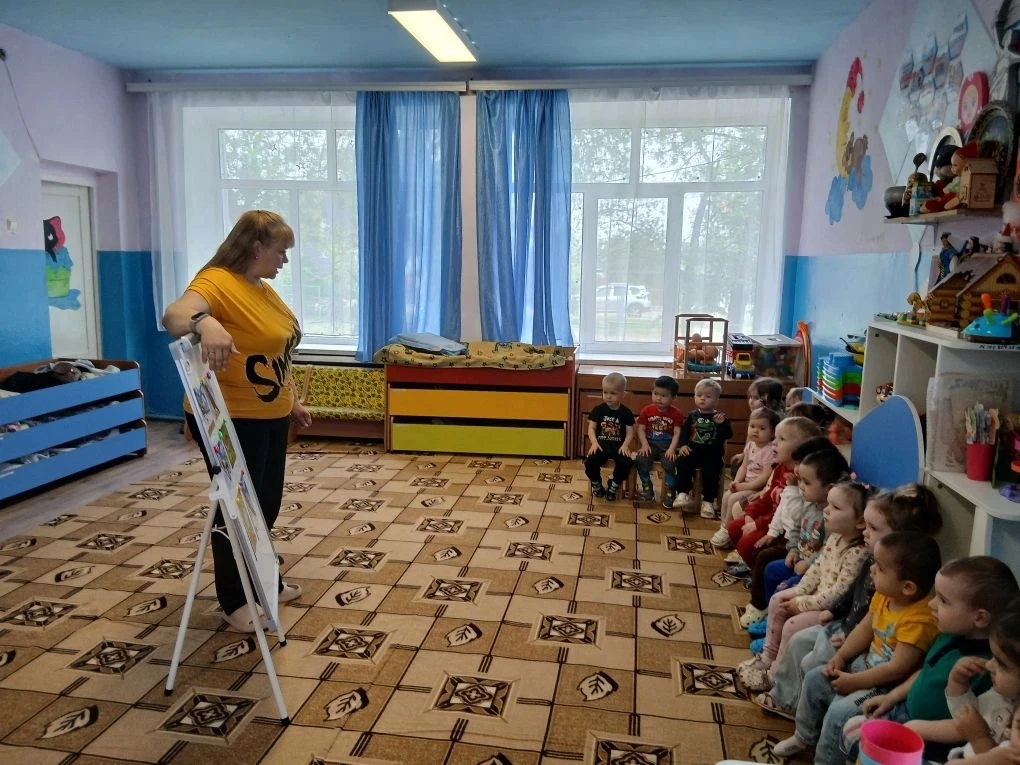 Познавательные развитие в 1 младшей группе. Тема: "О тех, кто умеет летать". Цель: учит...