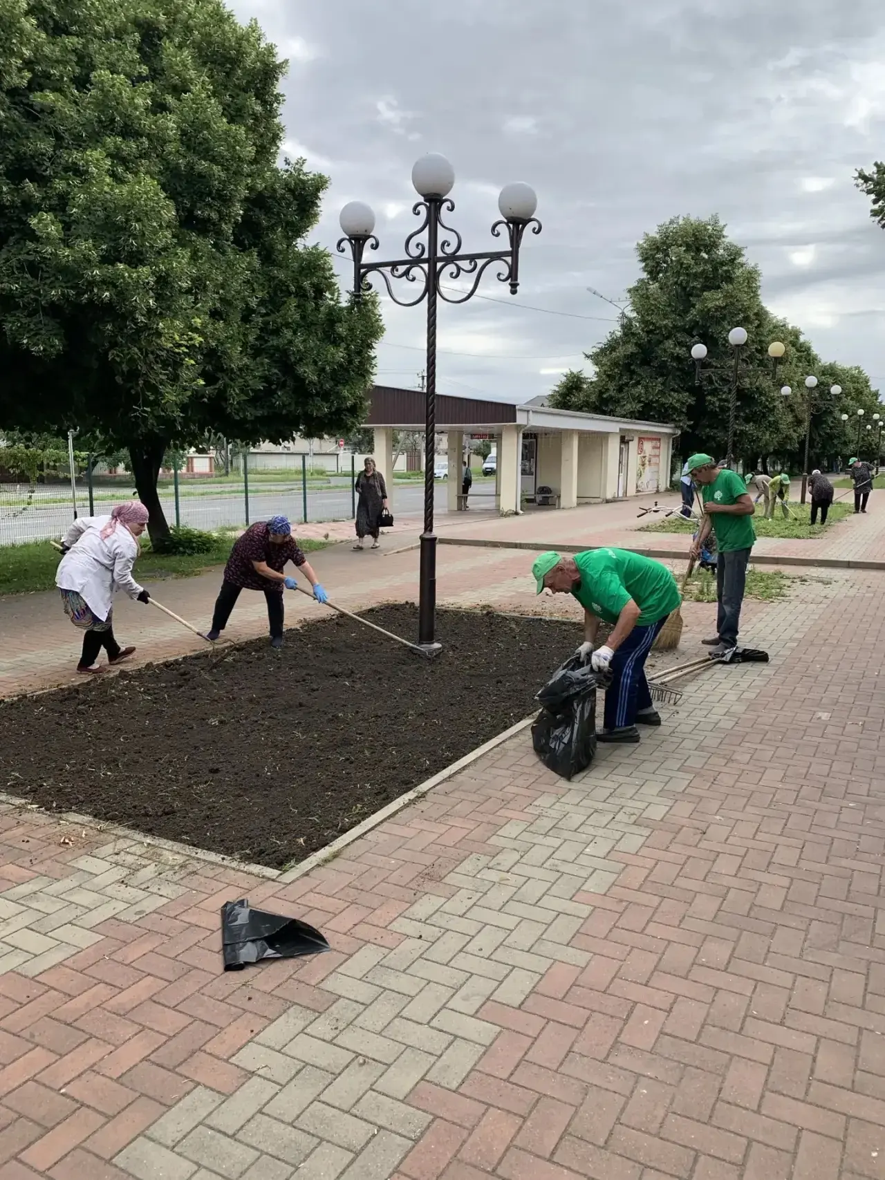 🌿В сквере на ул. Доватора кипит работа!