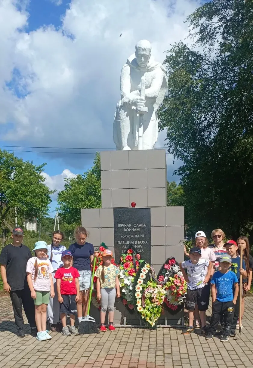 Сегодняшний день в лагере традиционно начался с бодрящей зарядки! 💪✨ Растянулись, подтянулись и зар