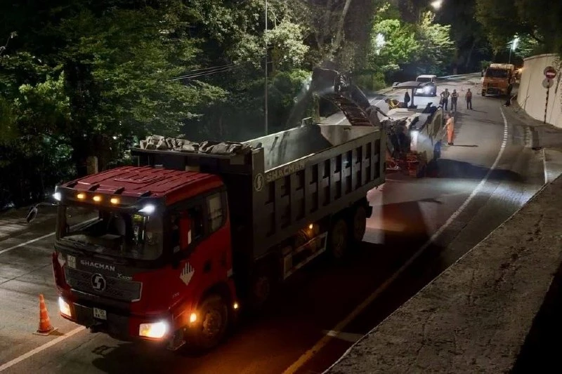 🛣️ В Сочи начали ремонт улицы Черноморской. Дорожники уже снимают старый асфальт, а за...