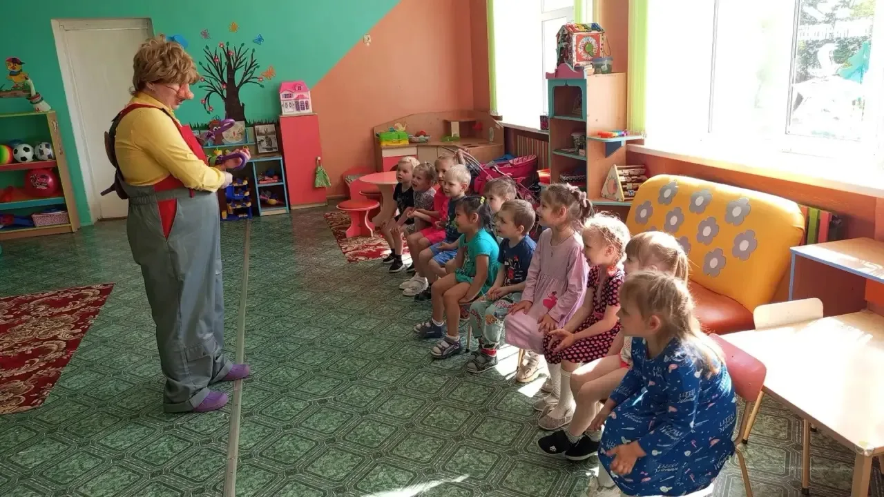 В младшей группе прошло физкультурное развлечение на тему: «Карлсон в гостях у ребят».