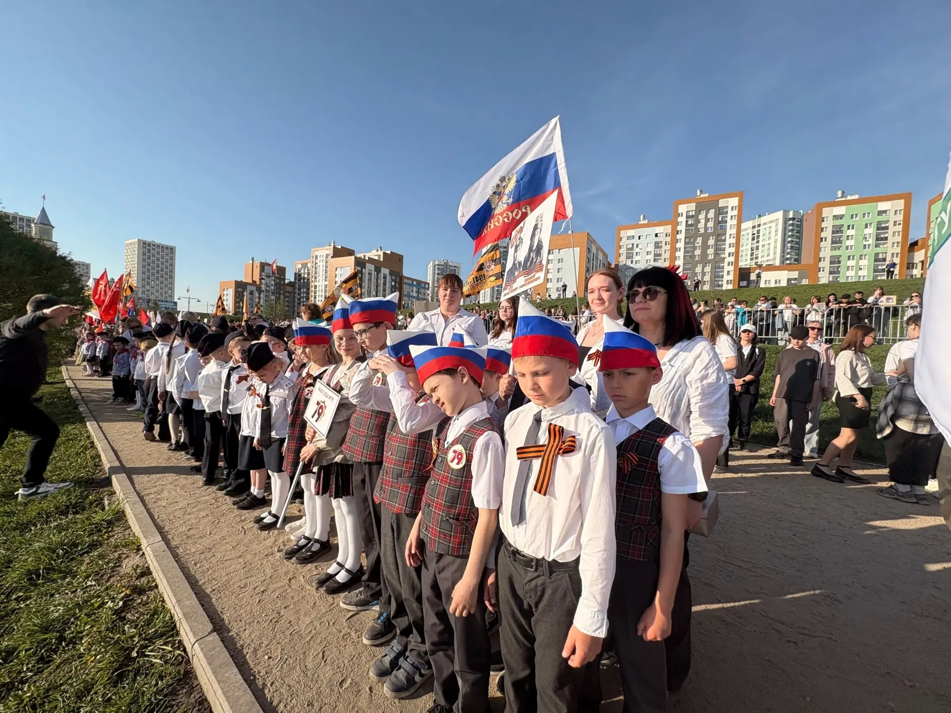 В торжественном шествии Парада Поколений в Академическом районе приняли участие ученики...