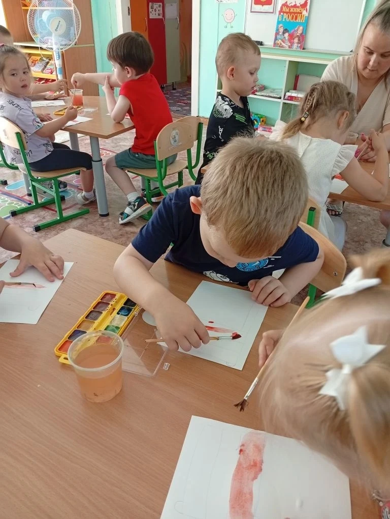 🇷🇺 С Днём России!
Наши маленькие патриоты сегодня взяли в руки кисти и краски, чтобы создать главн