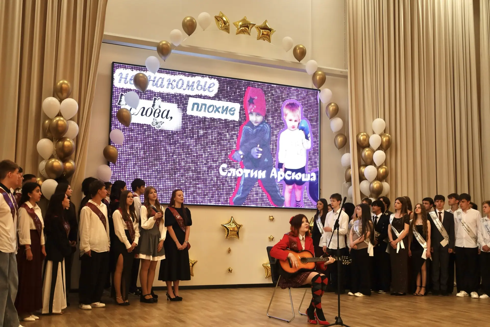🎓 Сегодня в нашей школе прозвенел последний звонок для 9в и 9г классов.  Позади — девять лет уроков,