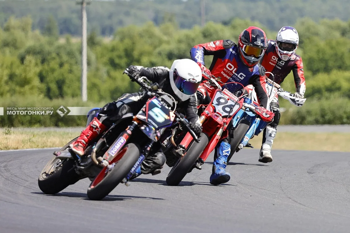 Настоящий Supermoto S1 - четыре гонщика в полсекунды от старта до финиша!
