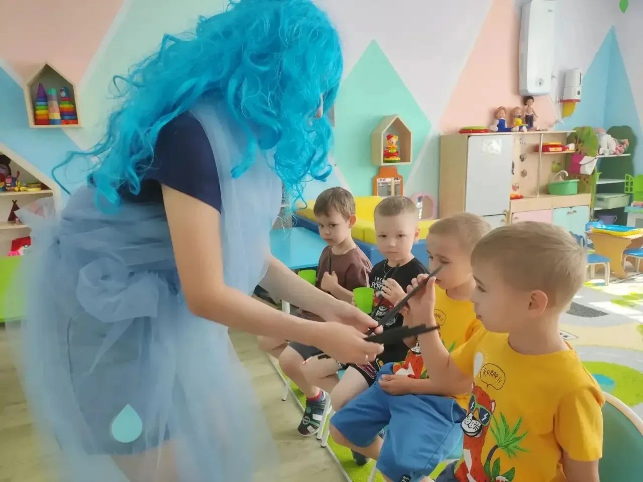 Вода  💧 - это удивительная стихия, которая завораживает детей своей подвижностью и способностью мен