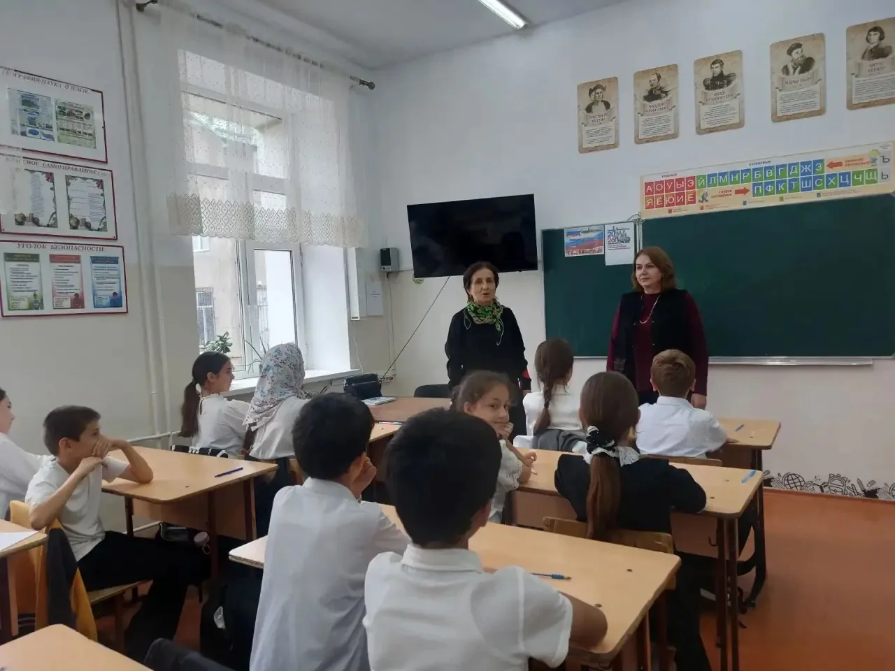 🚧2 октября в 5 «Г» классе прошёл классный час "Правила движения- закон улиц и дорог".🚘