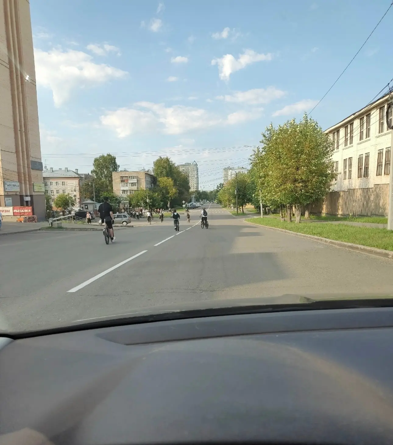 Каждый день куча подростков на велосипедах устраивает хаос на улице Горького, в районе ...