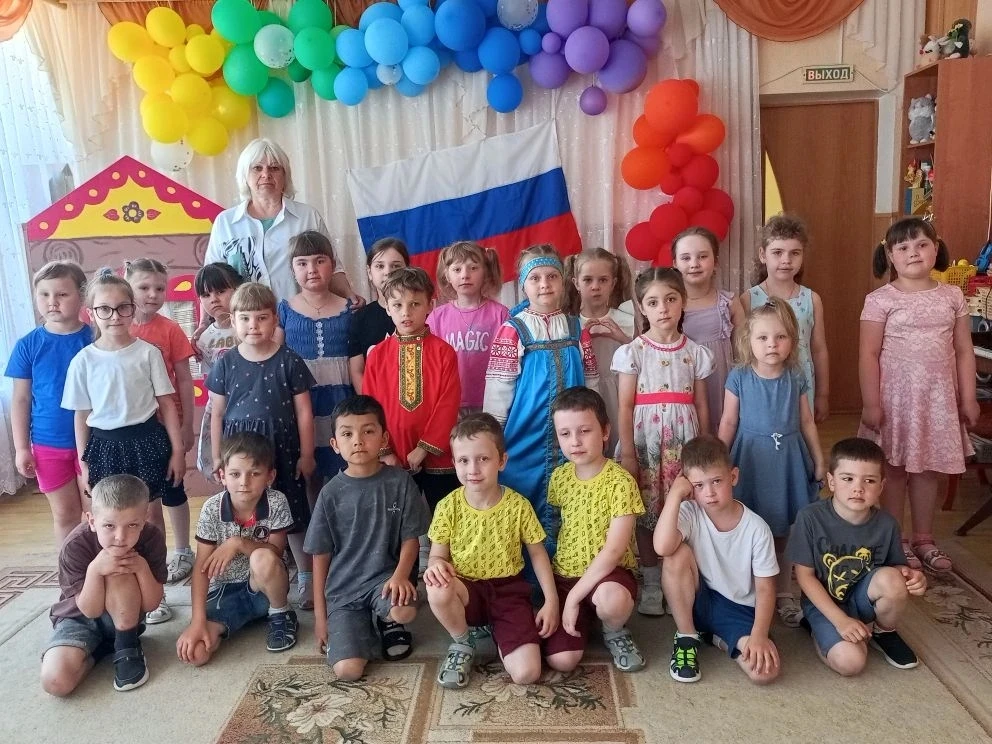 В нашей стране немало разных праздников, но 🇷🇺День России, день родной страны 
для нас, конечно, –