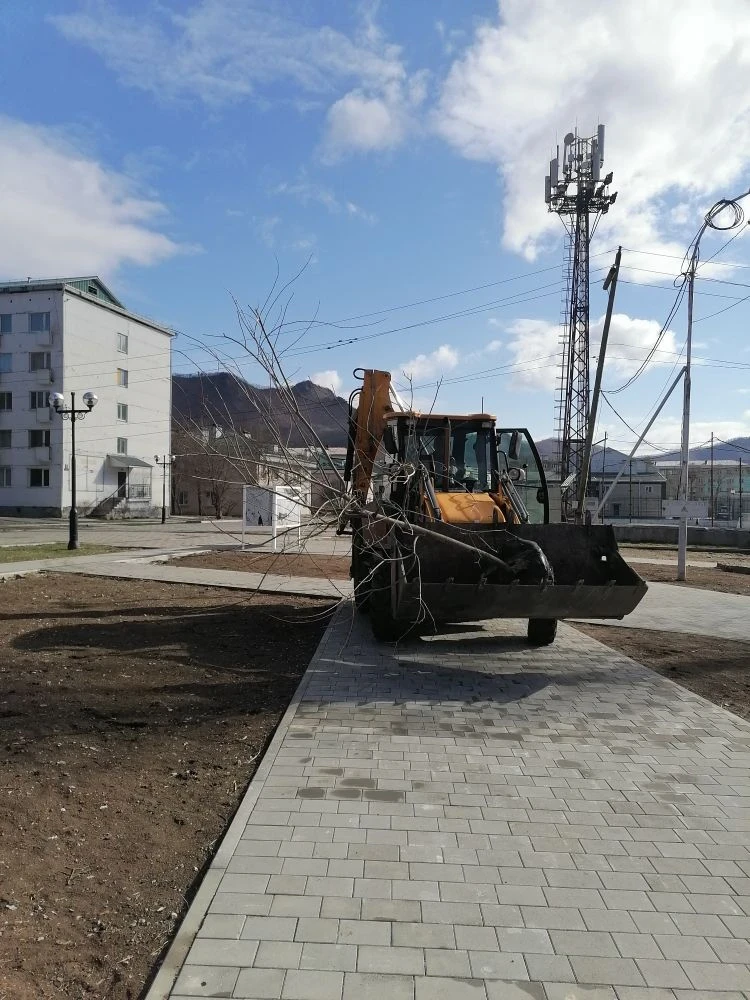 Работы в городе  🍁 Участок озеленения «Обслуживающего учреждения» приступил к посадке деревьев в скв
