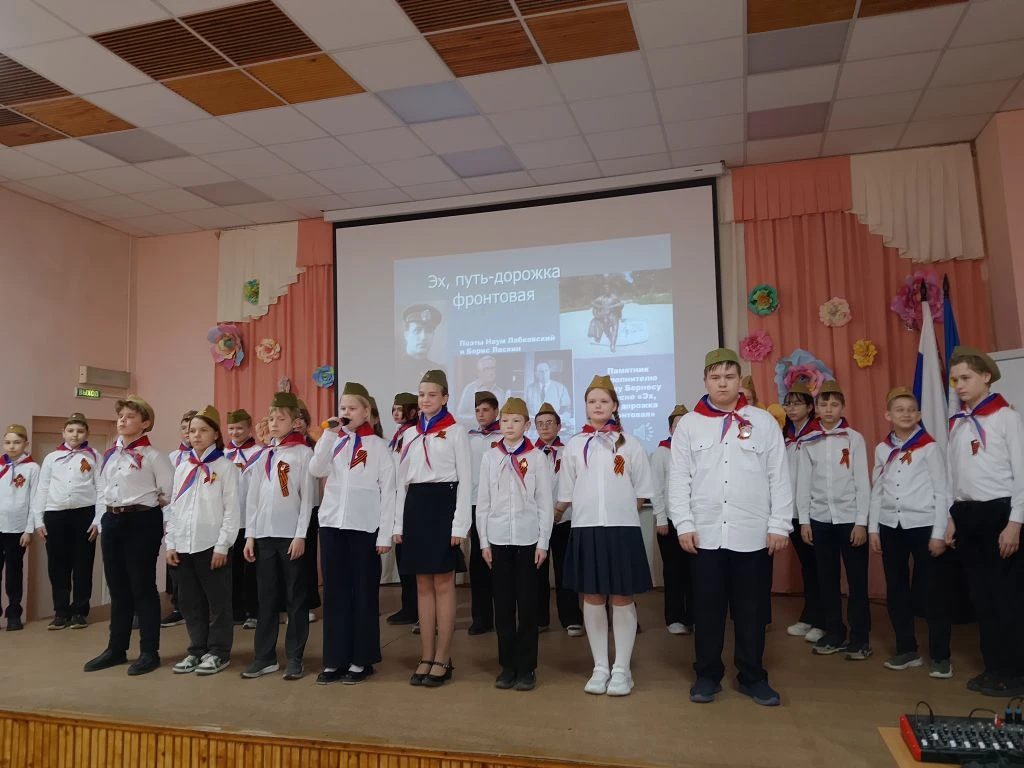 Пятые классы только начали участие в проекте Песни Великого Подвига. Поэтому они рассказывали истори