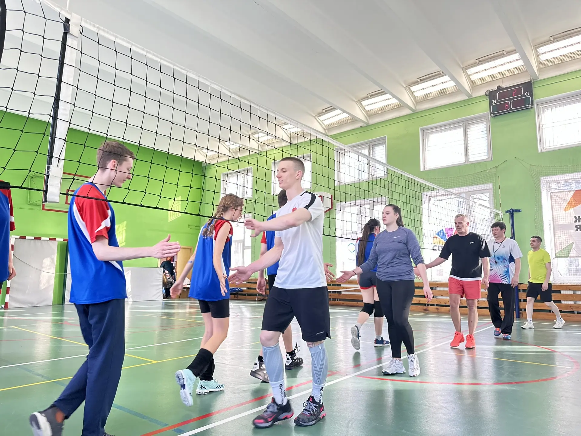 🏐 Ученики vs Учителя: матч-реванш, который снова пошёл не по плану 😄  В нашей школе состоялся традиц