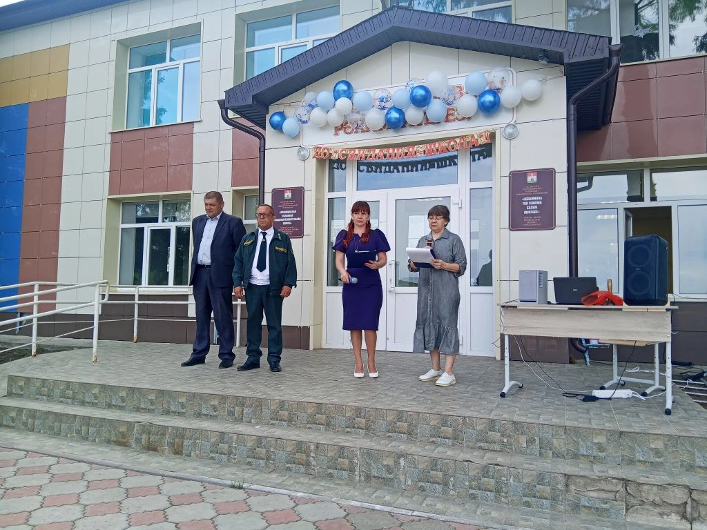 В школе прошла линейка, посвященная празднику «Последний звонок – 2026» 🎓
Сегодня для всех выпускни