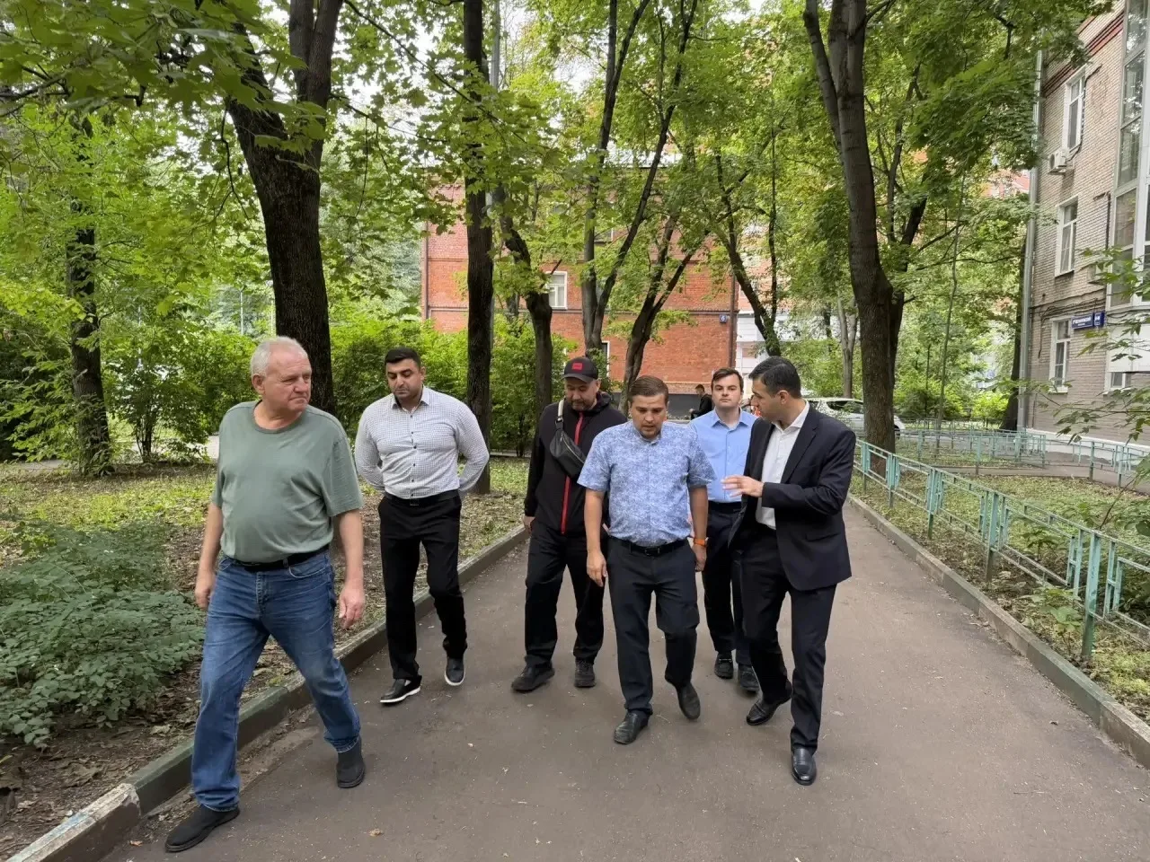 🏗️ Глава управы Тверского района провел обход по вопросам капитального ремонта

В Тверском районе с