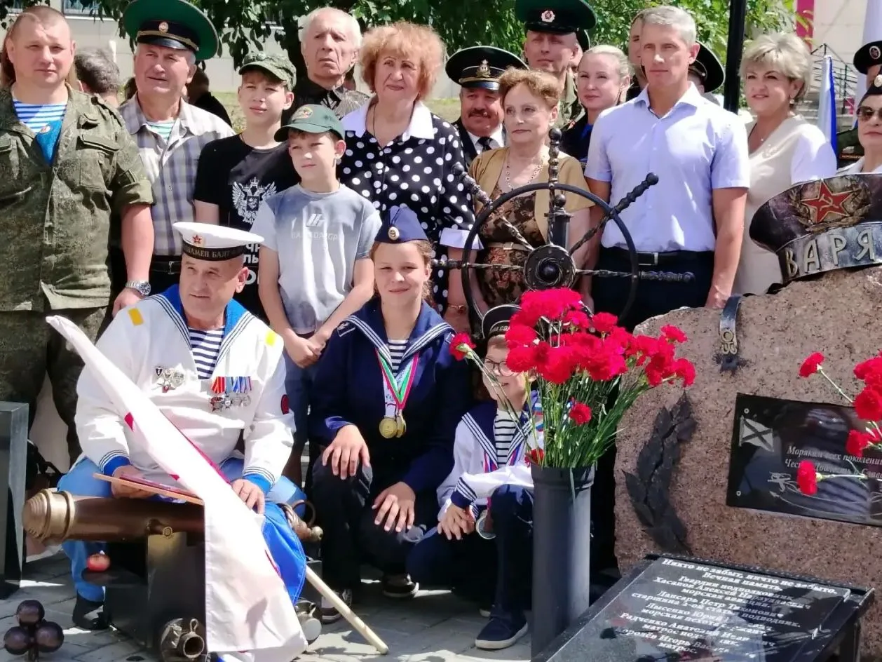 ⚓ 26 июля 2026 года в России отмечается день Военно-морского флота. У памятного знака "Морякам всех 
