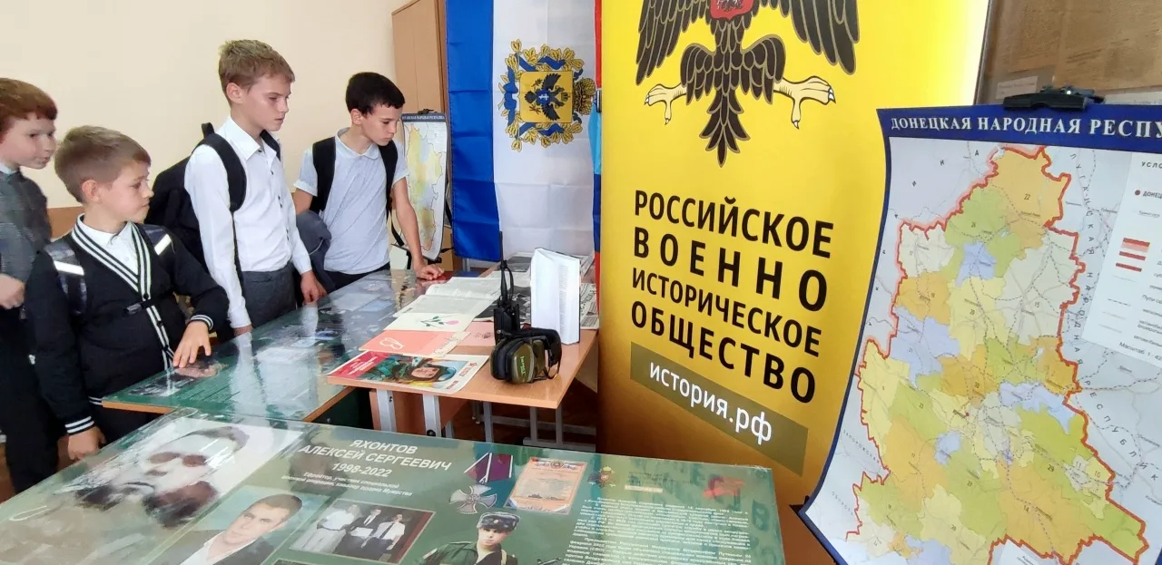 В Казьминской средней школе открылась выставка "Новороссия: дорога домой". Вниманию её ...