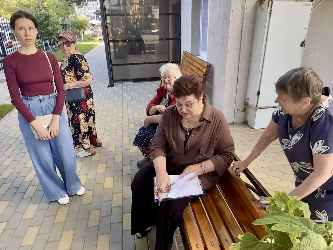 В Центральном районе на проспекте Ленина, 9А/9Б, состоялось собрание жителей. Присутствовали председ