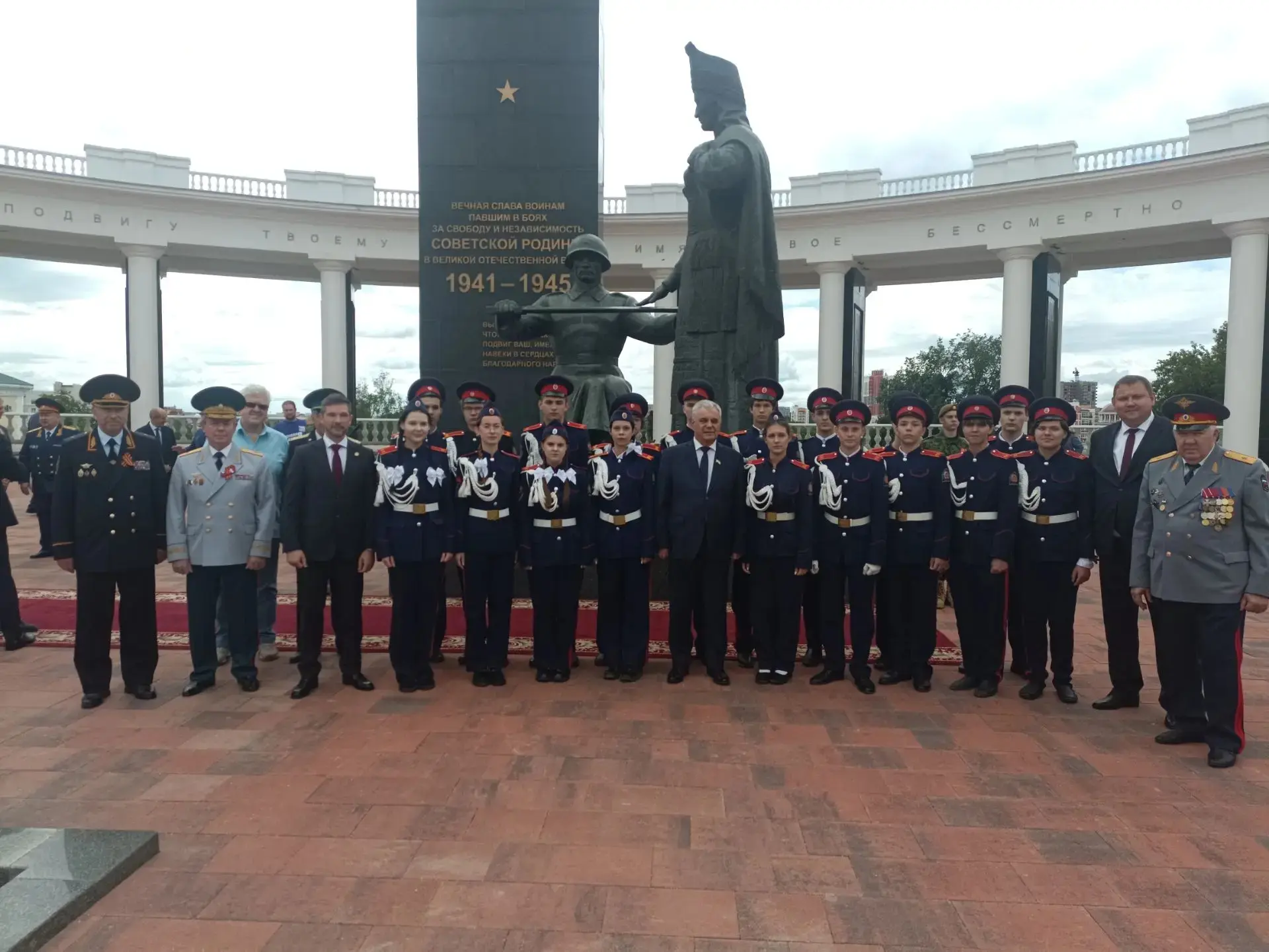 Кадеты нашей школы почтили память героев Великой Отечественной войны

🕊️ Подвиг в сердцах поколений