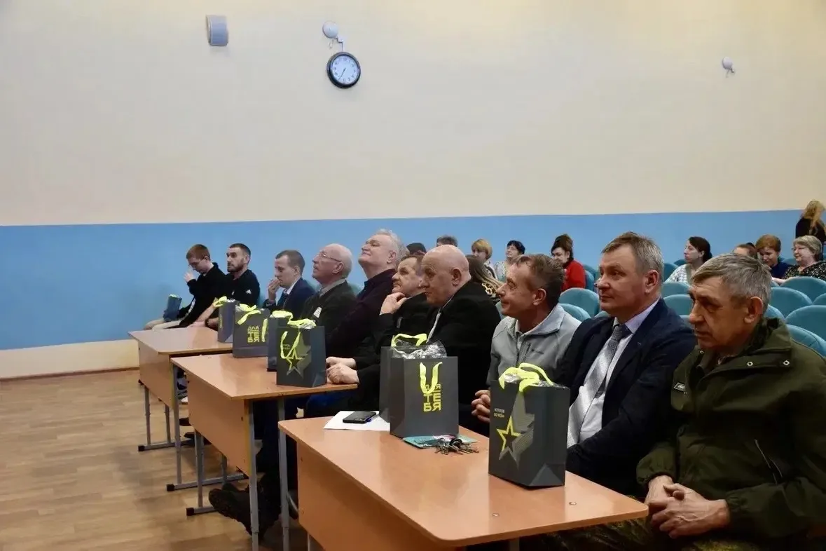 Ко Дню защитника Отечества в нашей школе 20 февраля состоялось торжественное поздравление мужской ча