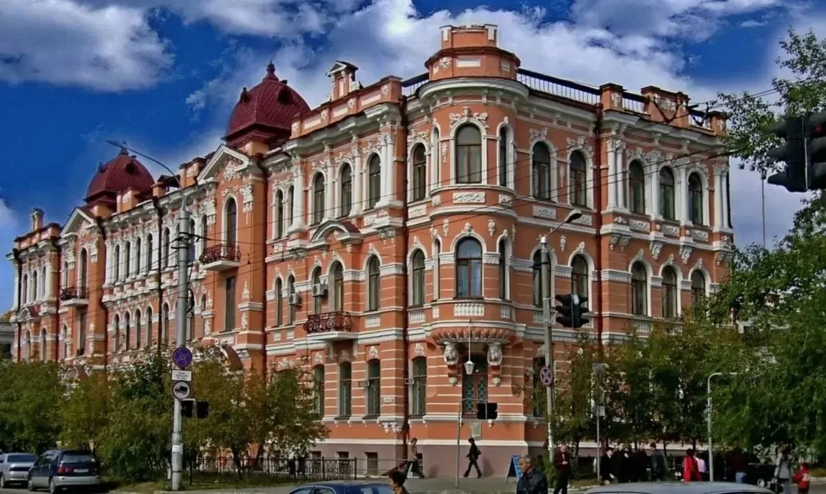 Доброе утро из солнечной Читы! 

Забайкалье встретило сопками, ярким небом и цветущим багульником — 