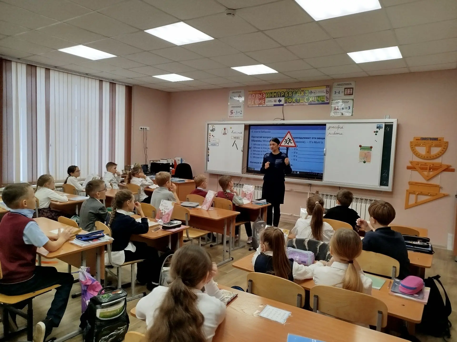 🚦 Безопасность детей на дорогах: важный разговор в лицее   4 декабря 2025 года в Лицее № 121 прошла 