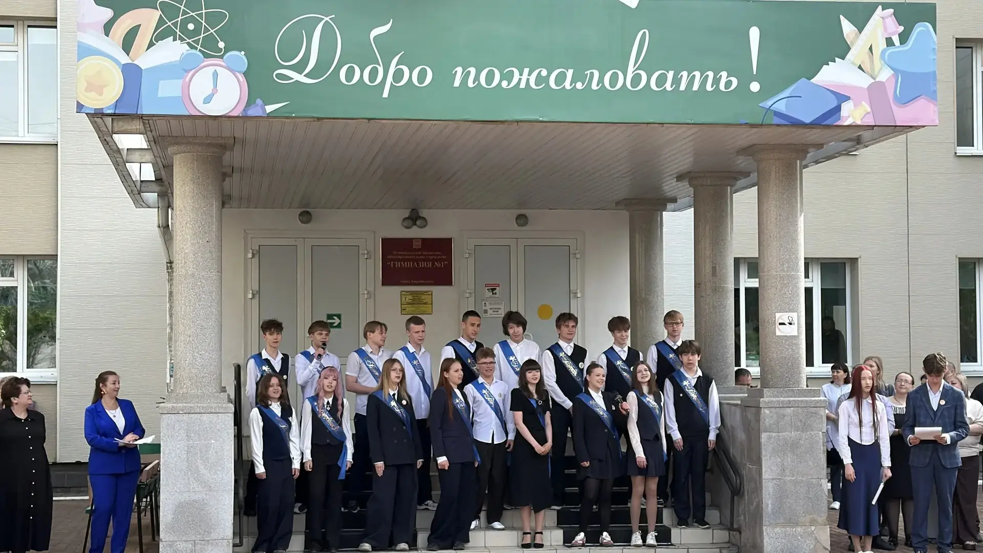 🛎 Вот и прозвенел последний звонок для 9 класса. В воздухе витает смесь радости и легкой грусти.   Д