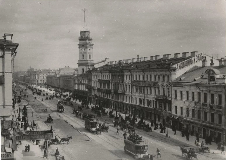 🚃 Невский у Гостинки до электричества. Санкт‑Петербург, 1887 год.

На фотографии — Невский проспект