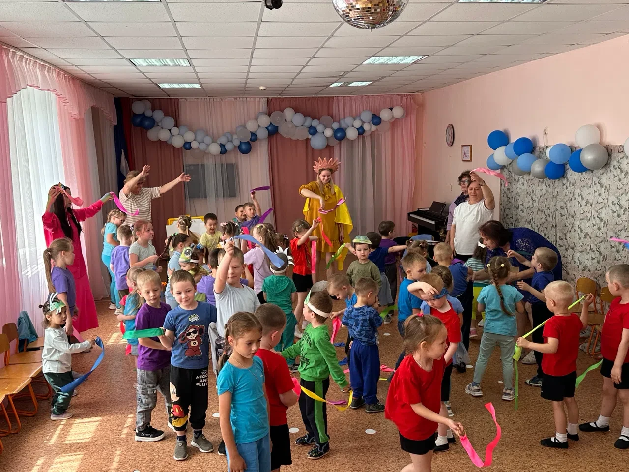 🌈Сегодня ребята нашего детского сада отпраздновали "День радуги"

Радость, видите какая! 
В небе ра
