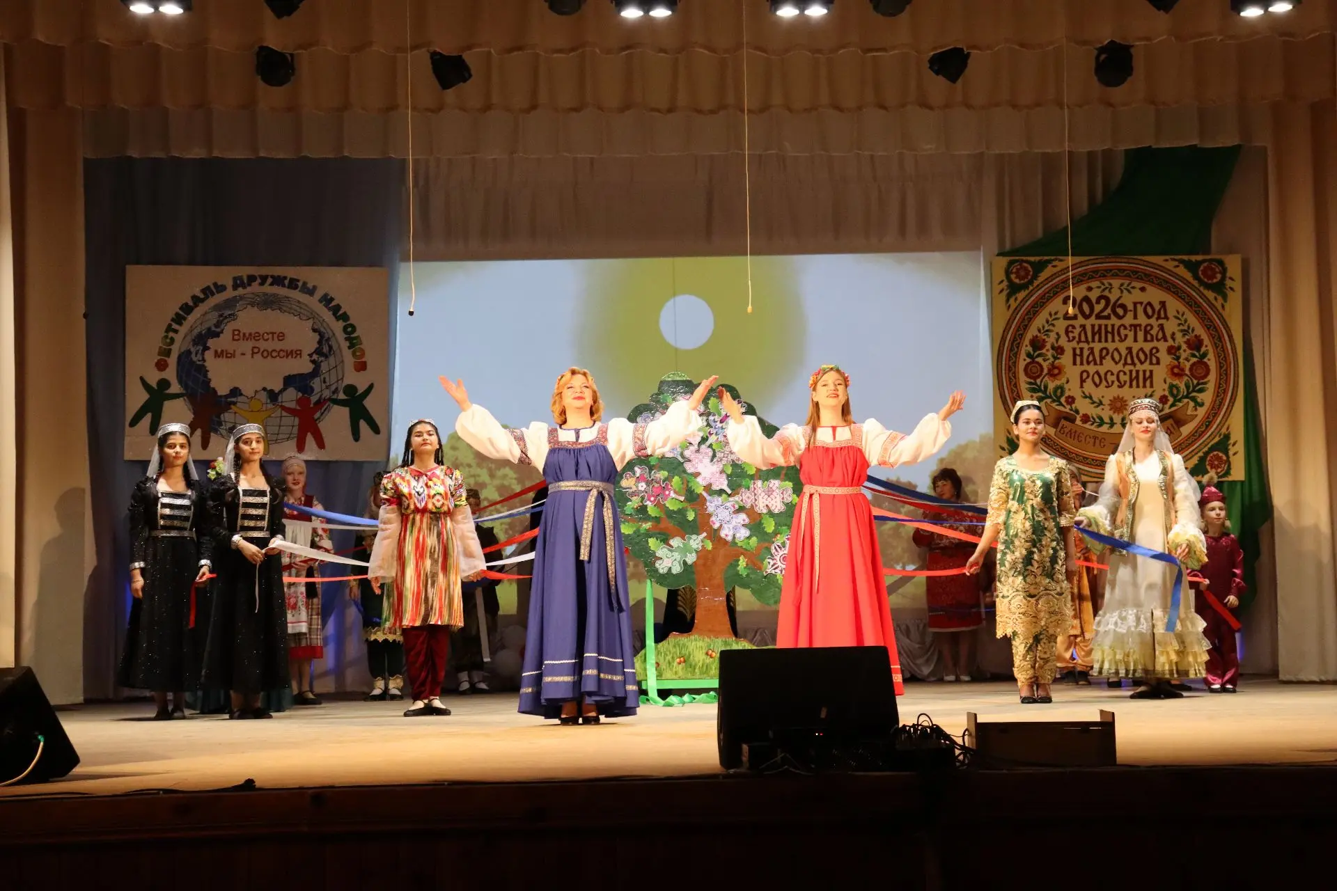 VIII фестиваль дружбы народов «Вместе мы — Россия!» 🎉. Часть 2.

12 июня, в светлый и торжественный