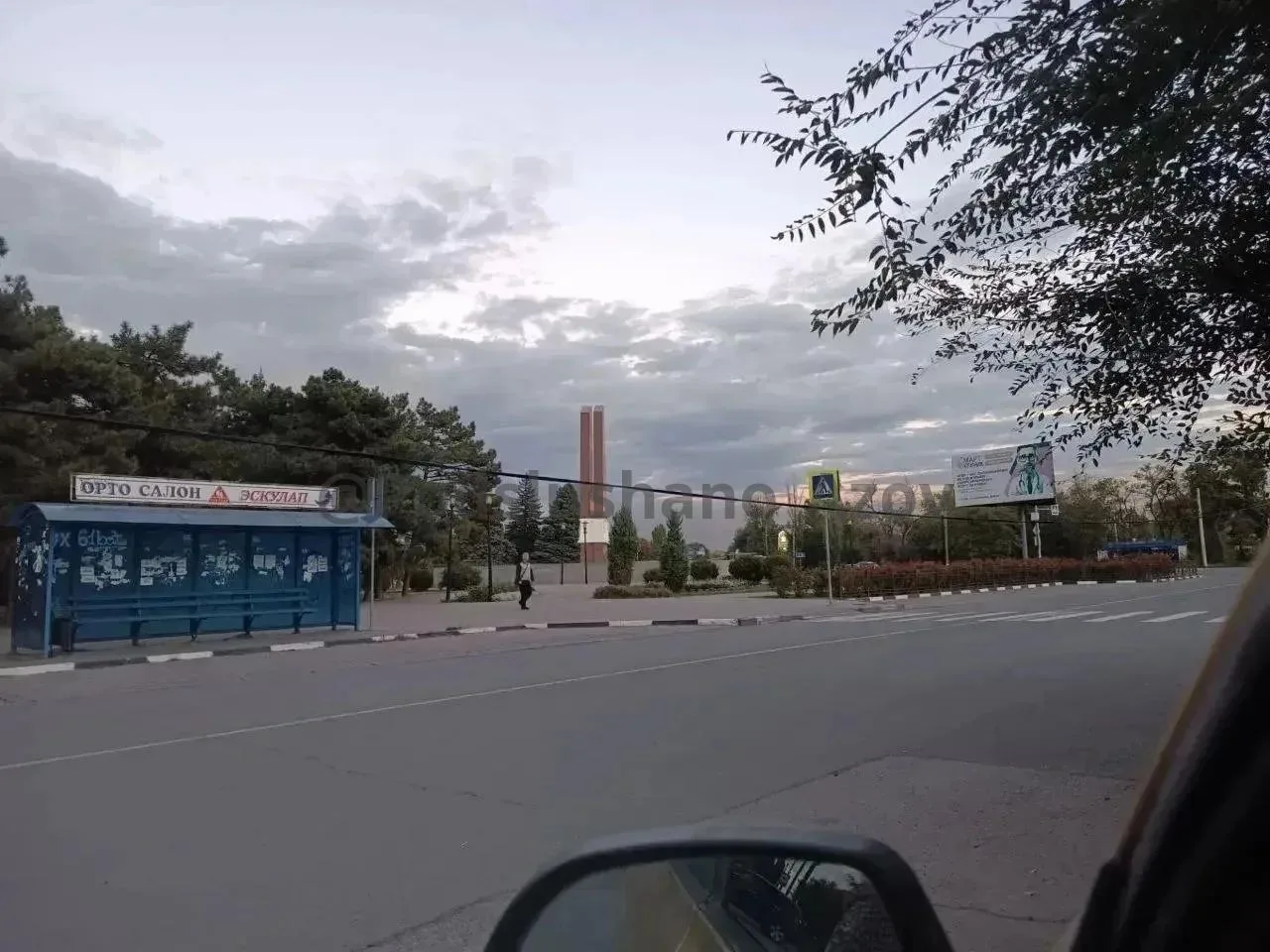 На площади Победы в районе Мемориала "Павшим за Родину" очень низко провис провод над п...