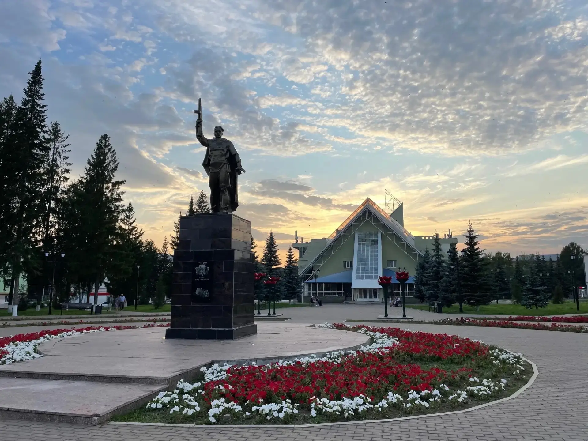 Мой муж настоящий коллекционер, всякого мусора. Балкон и гараж уже забиты какими-то железками, болти