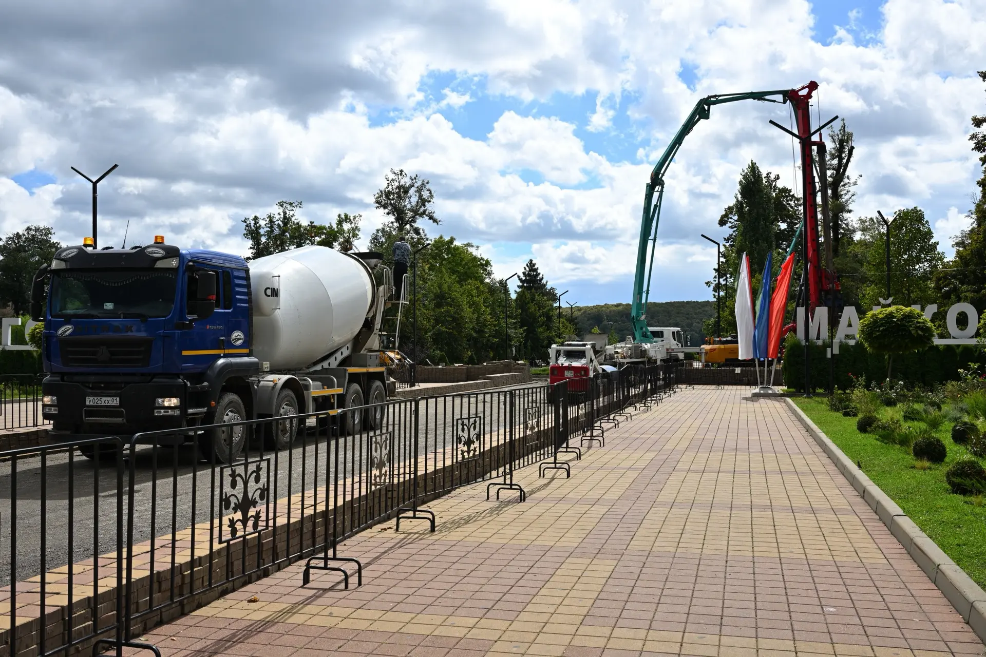 На входе в горпарк Майкопа начали установку двух 40-метровых флагштоков, на которых под...