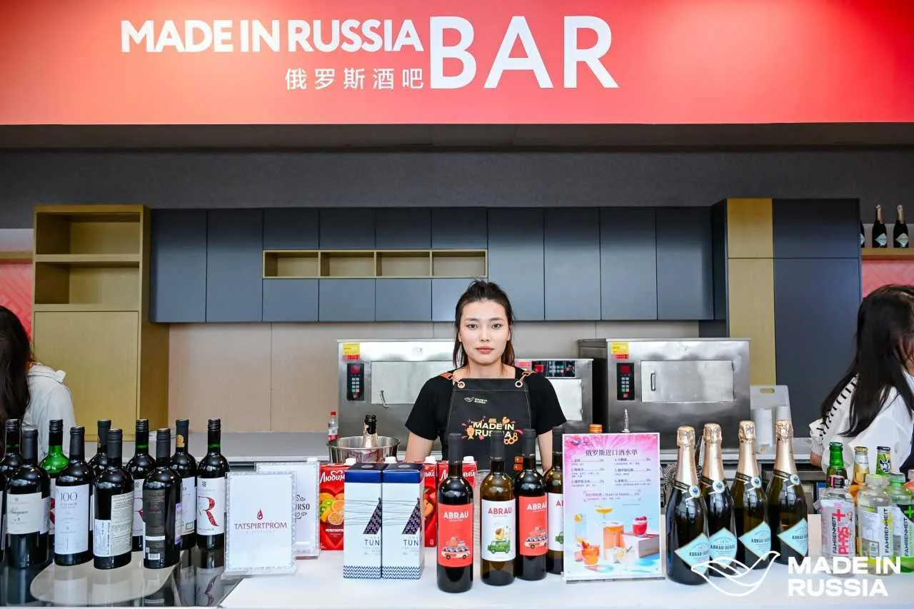 ИНФОРМАЦИЯ ДЛЯ ЛИЦ СТАРШЕ 18 ЛЕТ   🔞 Бар «Сделано в России» в Харбине: русский вкус на фестивале‑ярм