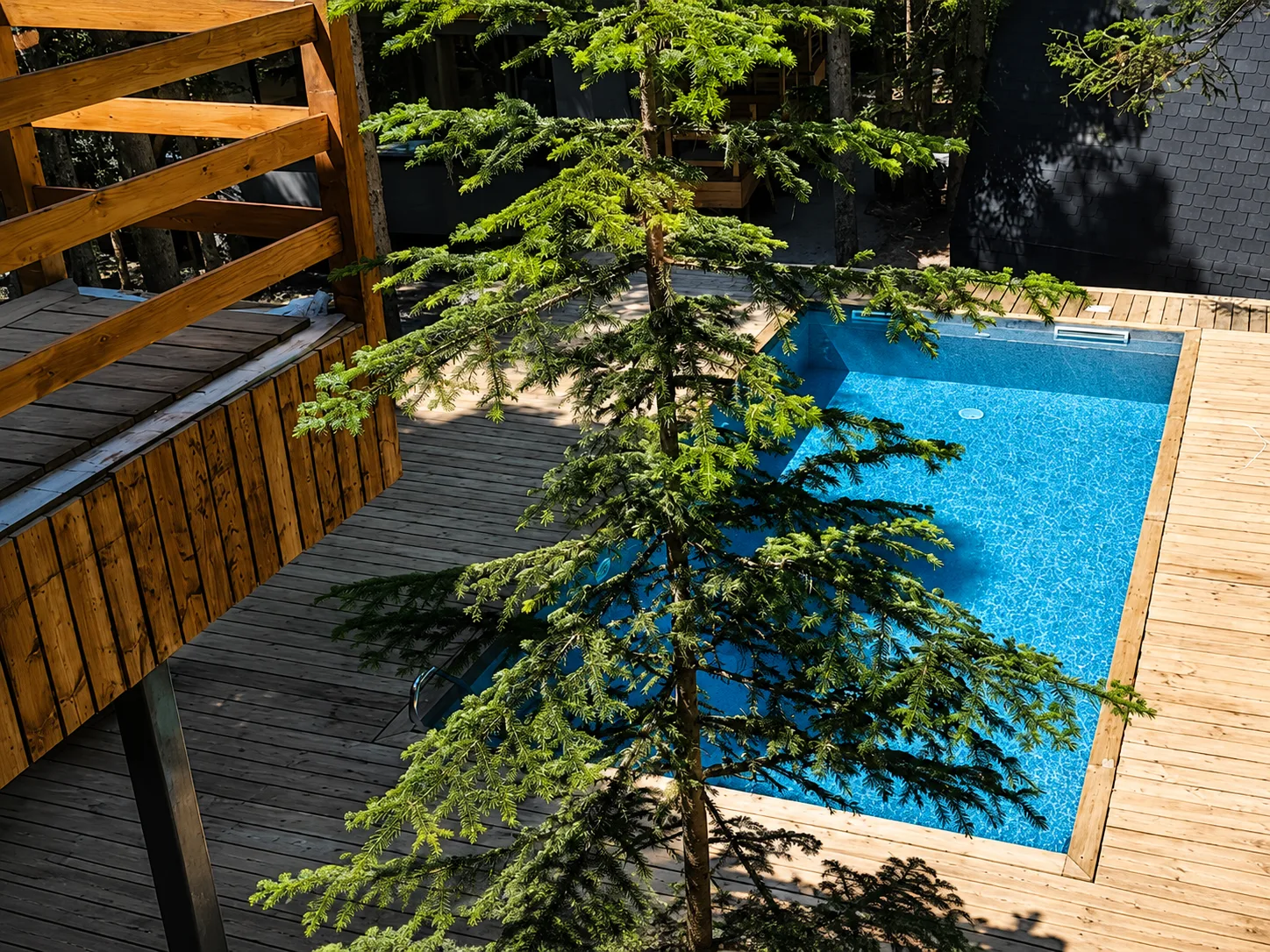 🏊‍♀️ Бассейн с подогревом под открытым небом, прямо в пихтовом лесу.

Представьте: тёплая вода, вок