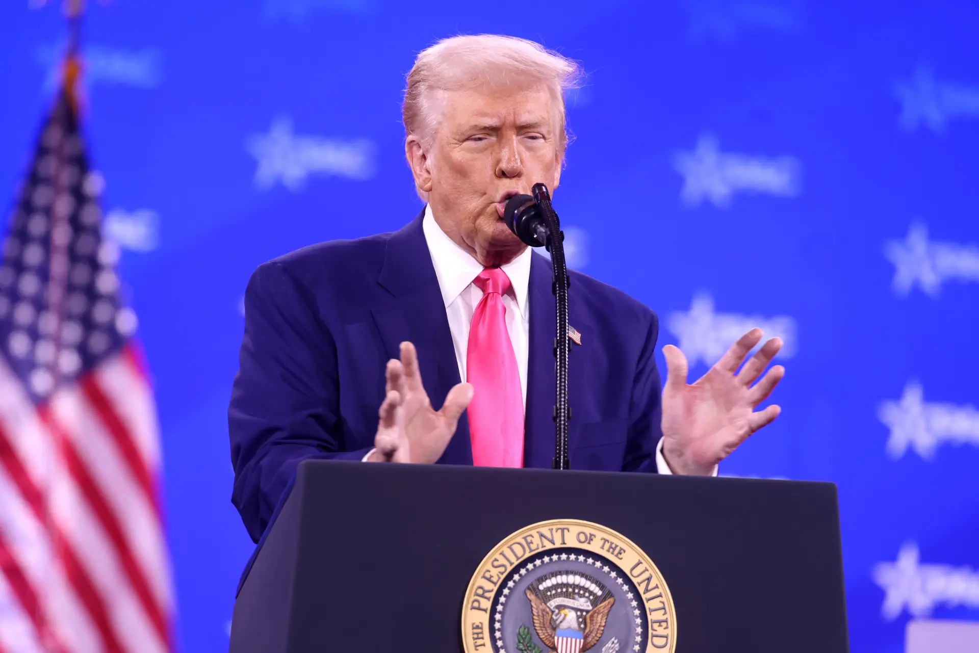 Дональд Трамп на фоне переговоров в Швейцарии пригрозил Ирану новыми, более мощными уда...