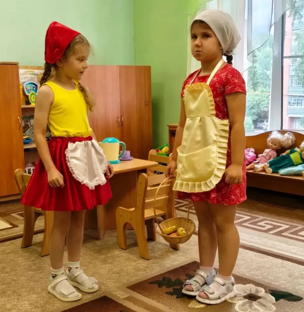 Дети старших групп показали постановку по мотивам сказки «Красная Шапочка». 
Подготовка к этой сценк