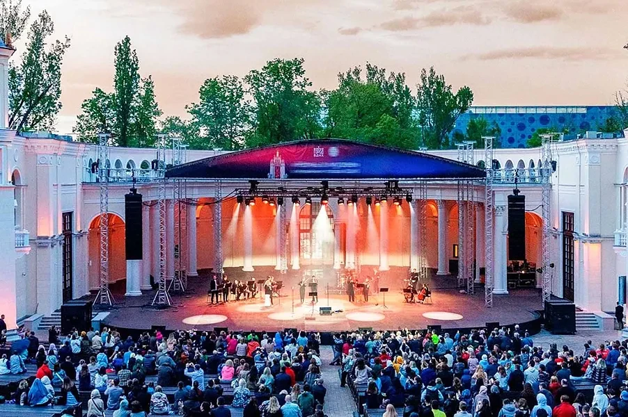 Москва проведет фестиваль советской песни «Голоса наследников»

🎭 С 1 по 4 августа в столице пройде