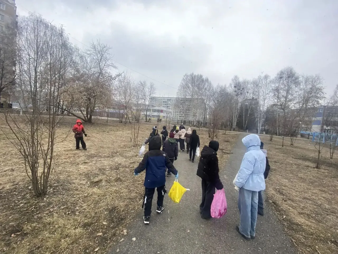 💥Вместе делаем мир чище! 📌Сегодня наша школа превратилась в настоящий центр активности!  🌟Ученики и 
